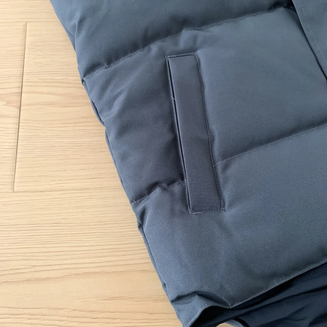 Style number: Y 138 𝑪𝒂𝒏𝒂𝒅𝒂 𝑮𝒐𝒐𝒔𝒆Canada Goose counter level! Canadagoose/Canada Goose New Arrival "2078APPSeries" down vest for men and women Material list: 1⃣ Original custom-made double plain 9500-100% nylon nylon fabric 2⃣ Original YKK zipper, non-sub-factory product 3⃣ National standard 80% white duck down from Guangzhou Inspection, (zp uses 80% white duck down/any boasts of 90% are fake) Material analysis characteristics: 1⃣ Original factory/9500-100% nylon 100% nylon Lurex yarn is actually 100% nylon, which is rarely pure now. Most of them are mixed with cotton thread or polyester. Our top original version is developed in accordance with ZP and uses the same material. 2⃣ As we all know, the original version uses 80% white duck down. The fill power refers to the cubic inches of volume occupied by each ounce (30 grams) of down under certain conditions. If the space occupied by one ounce of down is cubic inches, the fill power of the down is called . So we can simply understand it as: fill power is the volume of down, and the volume of down is fill power. The higher the fill power of down, it means that under the same filling amount, down can fix a larger volume of air layer to keep warm and insulate, so the warmth retention of down is better. Size:XS-2XL Color: Navy Blue Beige Gray Black Red Label Black Black Label